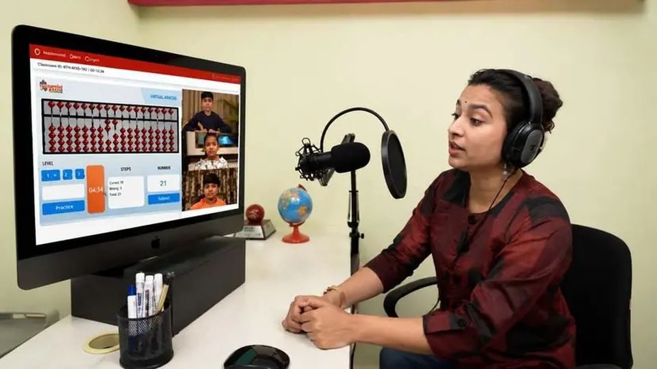 Mastermind Abacus teacher taking a live online abacus class from her studio
